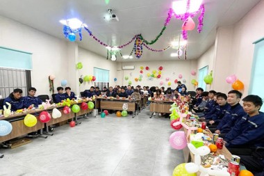 JWELL begrüßt den Neujahrstag mit Segen und Lachen